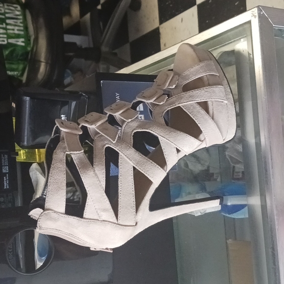 Beige sexy strap ups - Picture 2 of 4